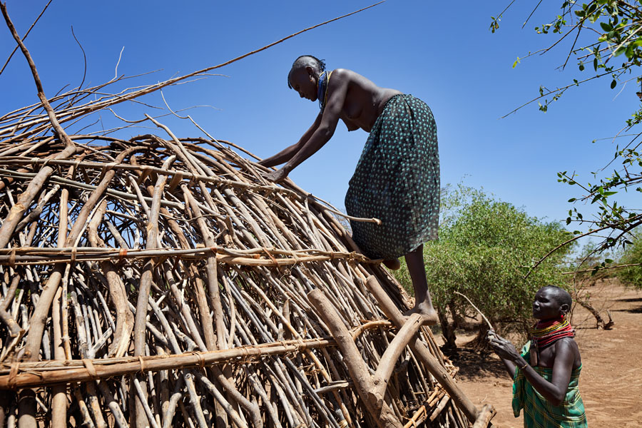  Turkana women are building a new hut   Kenya